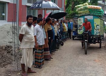 কাউখালী সরকারি এসবি বালিকা বিদ্যালয়ের দক্ষিণ পাশের চলাচলের পথ রক্ষায় মানববন্ধন
