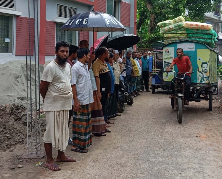 কাউখালী সরকারি এসবি বালিকা বিদ্যালয়ের দক্ষিণ পাশের চলাচলের পথ রক্ষায় মানববন্ধন