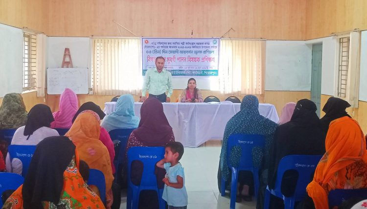 কাউখালীতে বিআরডিবির হাঁস-মুরগি পালন প্রশিক্ষণের সমাপনী, নারী সদস্যদের মাঝে গাছের চারা বিতরণ