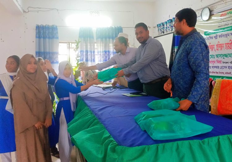 কাউখালীতে কিশোরীদের সচেতনতামূলক প্রশিক্ষণ, চেক ও ফলজ গাছের চারা বিতরণ