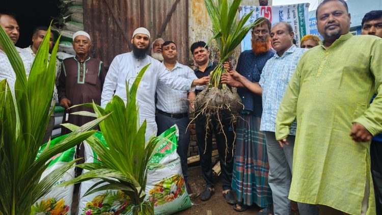 আমতলীতে সাড়ে ৬ হাজার গাছের চারা ও ৩০ হাজার কেজি সার বিতরণ