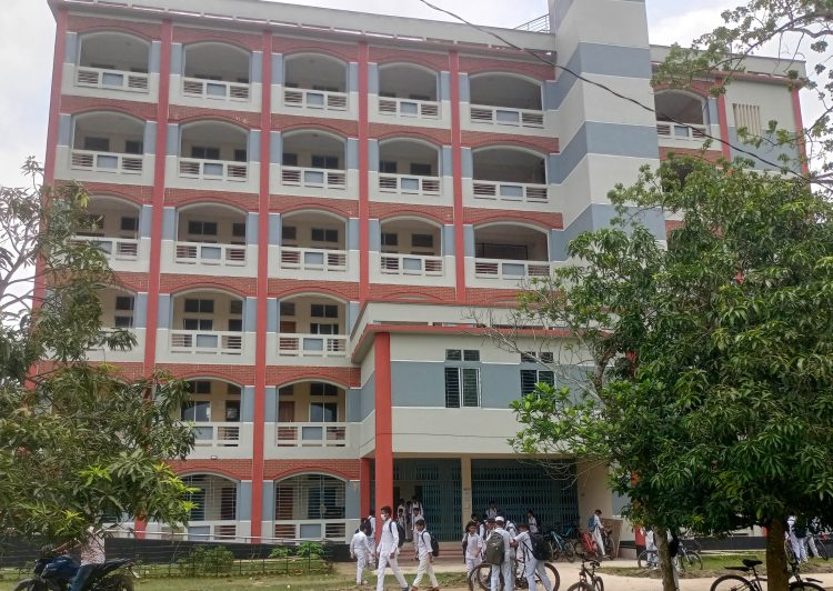 কাউখালী সরকারি উচ্চ বিদ্যালয়ে তীব্র শিক্ষক সংকটের মধ্যে ফের গনিত শিক্ষকের বদলি