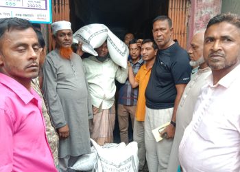 গলাচিপায় সমুদ্রগামী জেলেদের মাঝে বিনামূল্যে বরাদ্দকৃত চাল বিতরণ