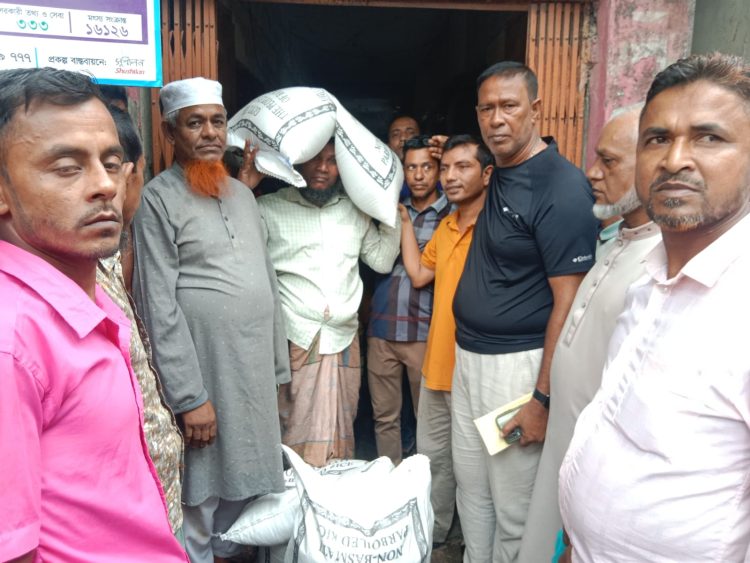 গলাচিপায় সমুদ্রগামী জেলেদের মাঝে বিনামূল্যে বরাদ্দকৃত চাল বিতরণ