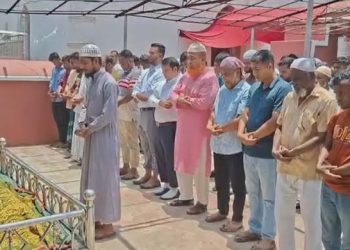 খানজাহান আলী মাজারের দিঘিতে কুমিরের হামলায় নিহত শিশু ফাতেমার দাফন সম্পন্ন