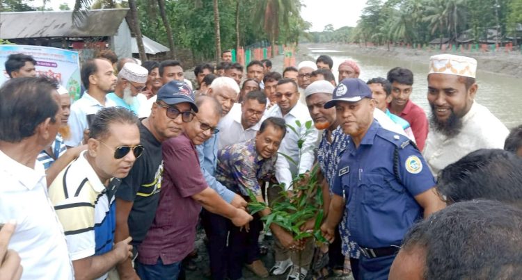 কলাপাড়ায় পুনঃখননকৃত খালের দুই পাড়ে ১,৬০০ গাছ রোপণের উদ্বোধন