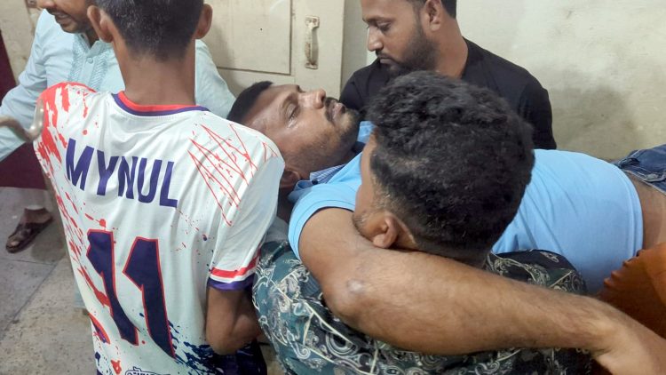 কুয়াকাটায় সাংবাদিক ও পর্যটনকর্মীকে হাতুড়িপেটা, হামলাকারীদের শনাক্তের দাবি পরিবারের