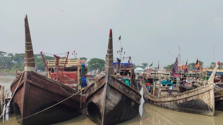 দক্ষিণ উপকূলের বঙ্গোপসাগরে ইলিশসহ সামুদ্রিক মাছ আহরণক্ষেত্র ট্রলিং বোটের দখলে, সংকটে জেলে পেশা