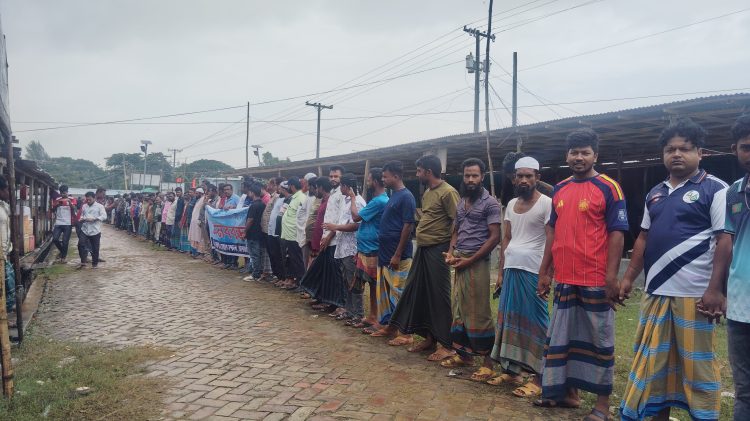 কলাপাড়ায় অবৈধ ট্রলিং ও নিষিদ্ধ জালের ব্যবহার বন্ধের দাবিতে মানববন্ধন