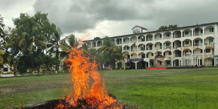 দুমকিতে দেড়লাখ টাকার ৪৮ চায়না দুয়ারি জাল জব্দ, আগুনে পুড়িয়ে ধ্বংস