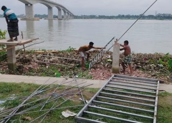 কাউখালীতে বেকুটিয়া সেতুর নিচে অবৈধ স্থাপনা উচ্ছেদ; প্রশাসনের অভিযান