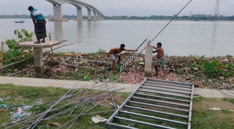 কাউখালীতে বেকুটিয়া সেতুর নিচে অবৈধ স্থাপনা উচ্ছেদ; প্রশাসনের অভিযান