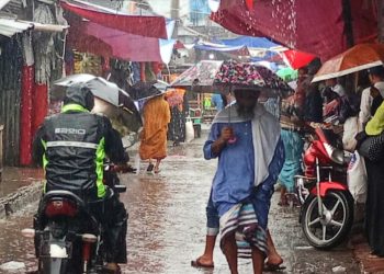 টানা বৃষ্টিতে কাউখালীতে জনজীবন বিপর্যস্ত, কর্মহীন রিকশাচালক-দিনমজুর, দুর্ভোগে এইচএসসি পরীক্ষার্থীরা