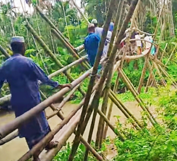 কাউখালীর জোলাগাতি খালে ঝুঁকিপূর্ণ বাঁশের সাঁকো; শতাধিক মানুষের দুর্ভোগ, পাকা সেতুর দাবিতে এলাকাবাসী