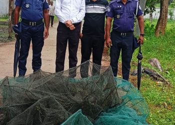কাউখালীতে সাড়ে তিন হাজার মিটার অবৈধ চায়না দুয়ারী জাল জব্দ  জনসম্মুখে পুড়িয়ে ধ্বংস