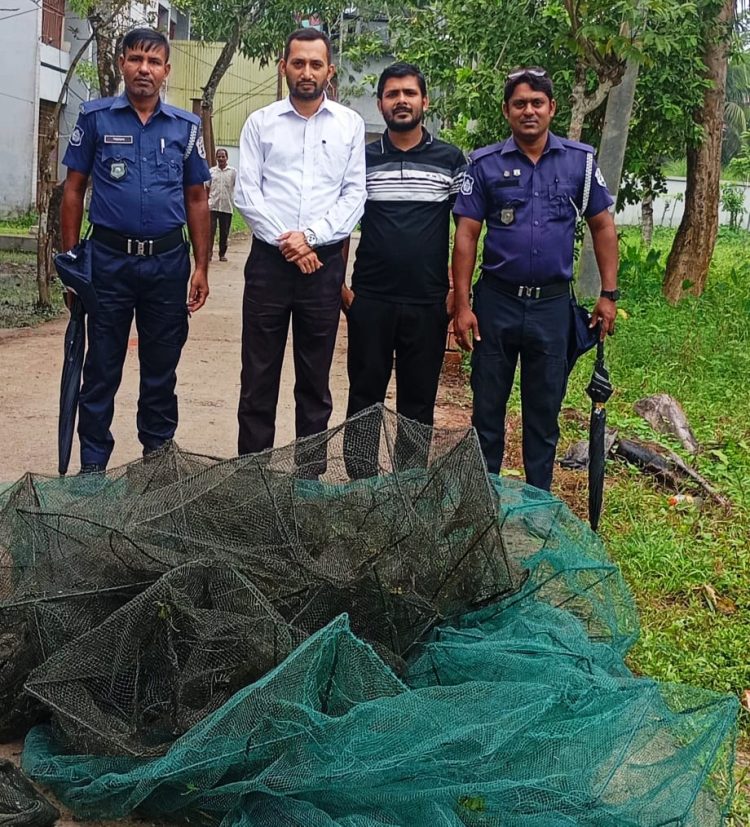 কাউখালীতে সাড়ে তিন হাজার মিটার অবৈধ চায়না দুয়ারী জাল জব্দ জনসম্মুখে পুড়িয়ে ধ্বংস