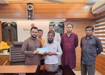 বজ্রপাতে নিহত ৪ গরুর মালিকদের আর্থিক সহায়তা দিল গলাচিপা উপজেলা প্রশাসন