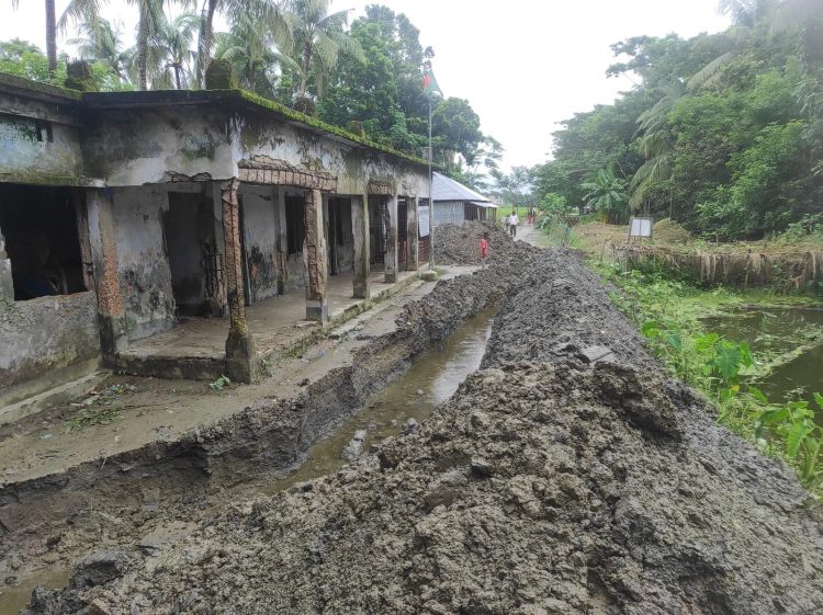 গলাচিপায় ঘেরের পানি সরাতে স্কুলের মাঠ ও রাস্তা কেটে ফেললেন ইউপি সদস্য