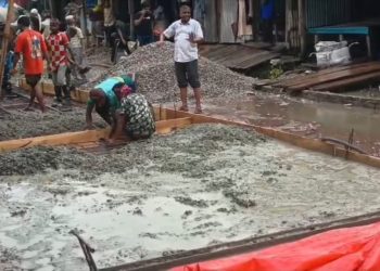 গলাচিপায় বৃষ্টি উপেক্ষা করে রাস্তায় আরসিসি ঢালাই-ক্ষুব্ধ এলাকাবাসী