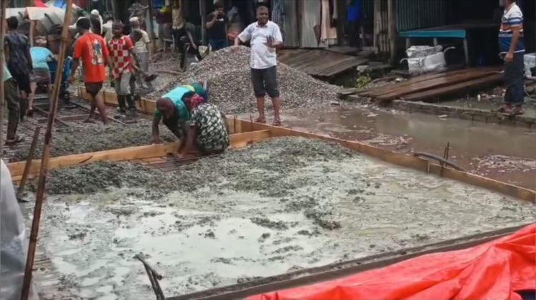 গলাচিপায় বৃষ্টি উপেক্ষা করে রাস্তায় আরসিসি ঢালাই-ক্ষুব্ধ এলাকাবাসী