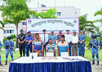 সুন্দরবনের দুর্ধর্ষ বনদস্যু ‘বড় জাহাঙ্গীর বাহিনী’র তিন সদস্যের আত্মসমর্পণ