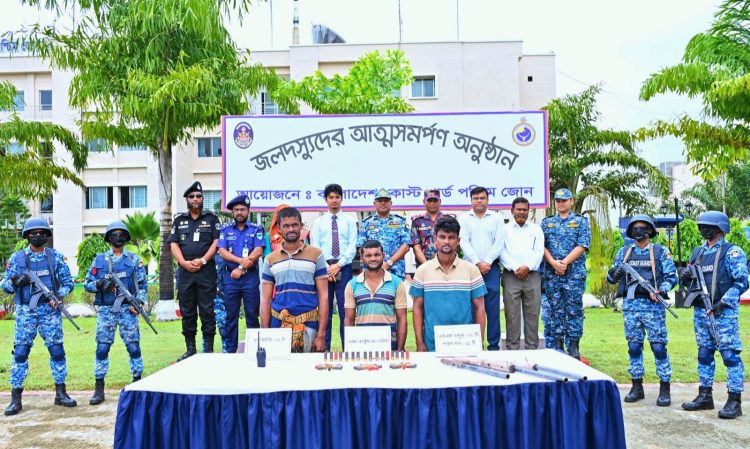 সুন্দরবনের দুর্ধর্ষ বনদস্যু ‘বড় জাহাঙ্গীর বাহিনী’র তিন সদস্যের আত্মসমর্পণ