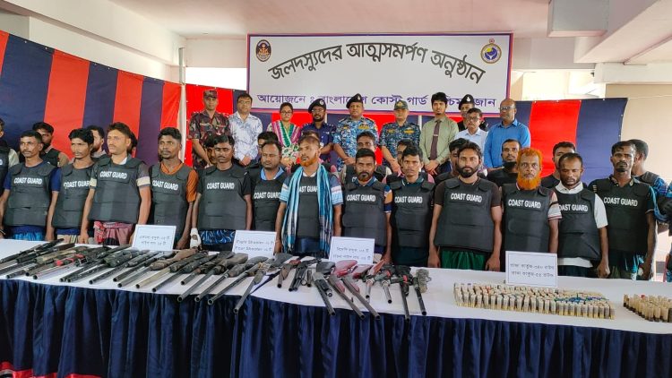 সুন্দরবনের কুখ্যাত ছোট জাহাঙ্গীর বাহিনীর প্রধানসহ ২৭ দস্যুর আত্মসমর্পণ