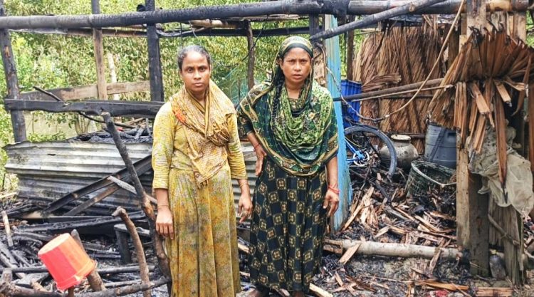 মোংলার চিলায় চুলা থেকে লাগা ভয়াবহ অগ্নিকাণ্ডে পুড়ে ছাই দুটি বসতঘর