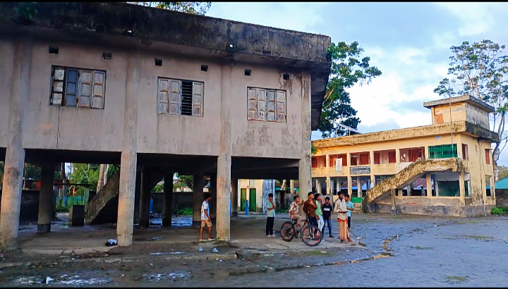 জয়মনি সরকারি প্রাথমিক বিদ্যালয়ের নিজস্ব ২টি ভবন থাকা সত্বেও, জয়মনির একমাত্র খেলার মাঠটিতে ভবন নির্মাণের পরিকল্পনা