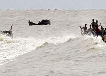 আমতলীতে দুই ট্রলার ডুবি: ১৬ জেলে উদ্ধার, নিখোঁজ ২