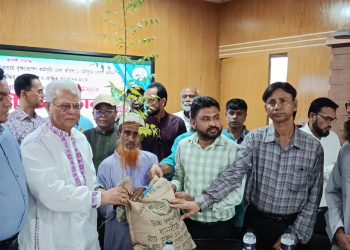 দুমকিতে ফল মেলা ও বৃক্ষরোপণ কর্মসূচির উদ্বোধন; কৃষকদের মাঝে প্রণোদনা বিতরণ