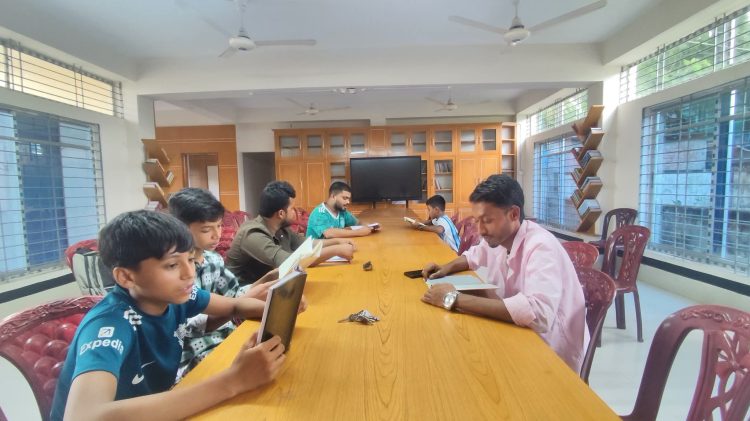 স্মার্টফোনের যুগেও বইয়ের টানে ভিড়, আলোর দিশা দেখাচ্ছে শহীদ জিহাদ গ্রন্থাগার