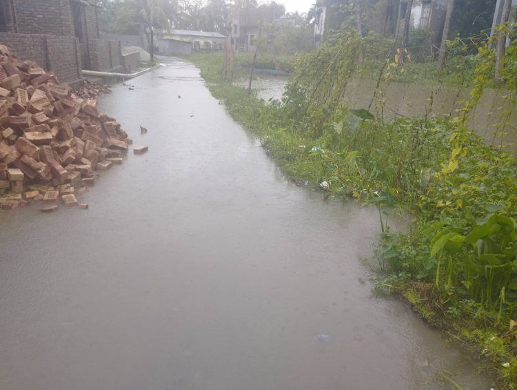 দশমিনায় টানা ৭ দিনের বৃষ্টিতে জলাবদ্ধতা, বিপর্যস্ত জনজীবন