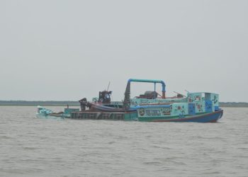 বাউফলে ভাঙন কবলিত নদীতে বালু মহালের ইজারা বন্ধ রেখেছে প্রশাসন, বালু তোলার জন্য নদী ইজারা দিয়েছেন বিএনপি নেতা!