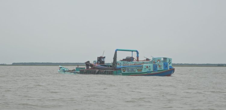 বাউফলে ভাঙন কবলিত নদীতে বালু মহালের ইজারা বন্ধ রেখেছে প্রশাসন, বালু তোলার জন্য নদী ইজারা দিয়েছেন বিএনপি নেতা!