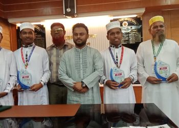গলাচিপার ৩ জন কৃতি শিক্ষার্থী ও ২ জন শিক্ষককে সংবর্ধনা ও সম্মাননা ক্রেস্ট প্রদান করেছেন-ইউএনও  