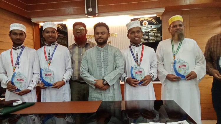 গলাচিপার ৩ জন কৃতি শিক্ষার্থী ও ২ জন শিক্ষককে সংবর্ধনা ও সম্মাননা ক্রেস্ট প্রদান করেছেন-ইউএনও