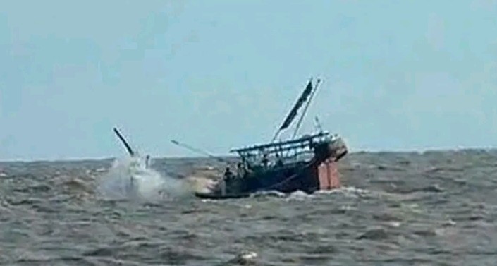 বঙ্গোপসাগরে ফিশিং বোট ডুবির ঘটনায় গলাচিপার ৫ জেলে উদ্ধার ও ৬ জেলে নিখোঁজ