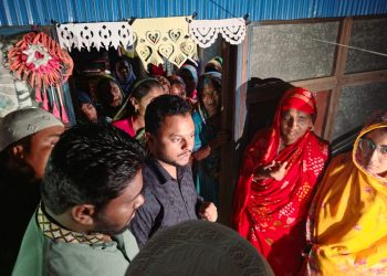 বঙ্গোপসাগরে ট্রলার ডুবির ঘটনায় ক্ষতিগ্রস্ত জেলে পরিবারের পাশে গলাচিপা উপজেলা প্রশাসন
