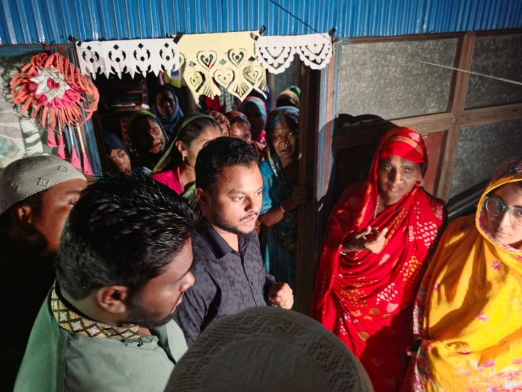 বঙ্গোপসাগরে ট্রলার ডুবির ঘটনায়  ক্ষতিগ্রস্ত জেলে পরিবারের পাশে  গলাচিপা উপজেলা প্রশাসন
