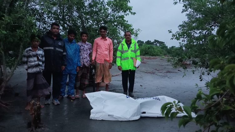 গঙ্গামতি সৈকতে ভেসে এলো অর্ধগলিত মরদেহ, পরিচয় শনাক্তে পুলিশের চেষ্টা