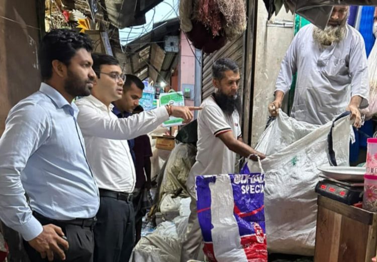 বাকেরগঞ্জে যৌথ অভিযানে নিষিদ্ধ জাল ও পলিথিন জব্দ