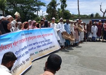 দশমিনায় ভূমিদস্যুদের বিরুদ্ধে অঙ্কুরিত বীজভর্তি ঝুড়ি নিয়ে কৃষকের মানববন্ধন, ইউএনওর মাধ্যমে স্মারকলিপি প্রদান