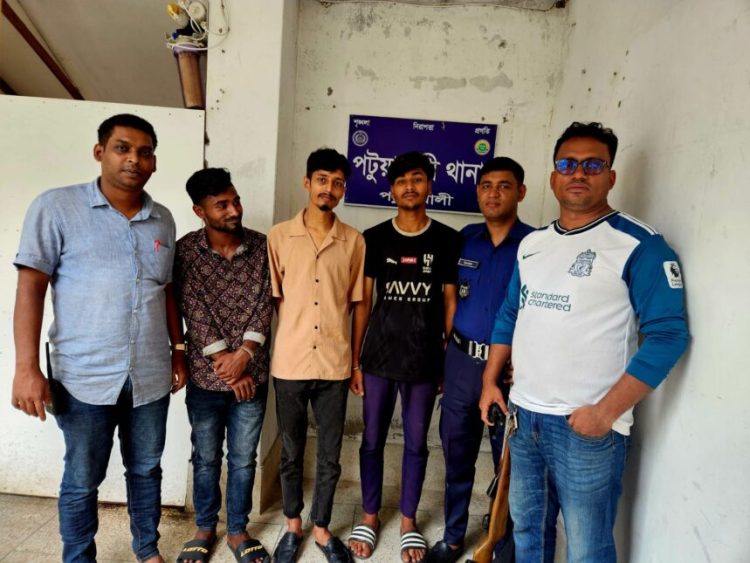 পটুয়াখালী মেডিকেল কলেজ এলাকায় অভিযান: চুরি-ছিনতাই ও মাদকসেবনের অভিযোগে ৩ জন আটক