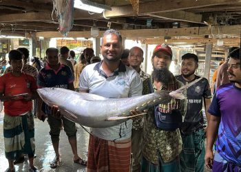 বঙ্গোপসাগরে ধরা পড়ল ২৯ কেজির টুনা মাছ, বিক্রি ৪০ হাজার টাকায়