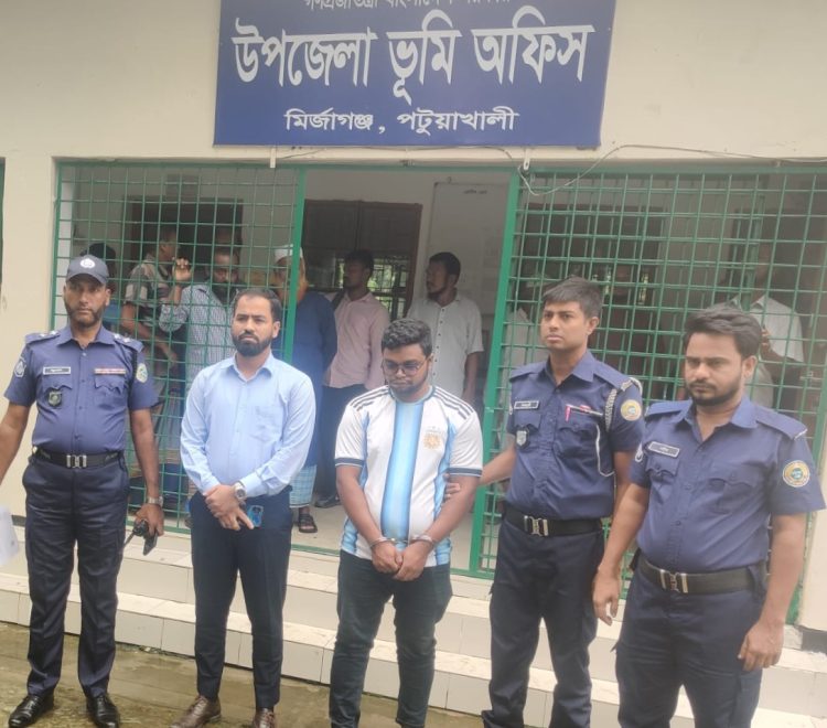 মির্জাগঞ্জে ভূমি অফিসের দালাল আটক, একমাসের কারাদণ্ড