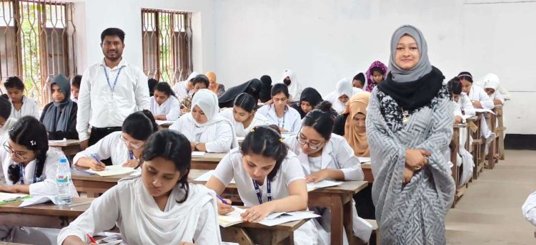 গলাচিপায় সুষ্ঠু ও শান্তিপূর্ন পরিবেশে এইচ.এস.সি এবং সমমানের পরীক্ষা অনুষ্ঠিত