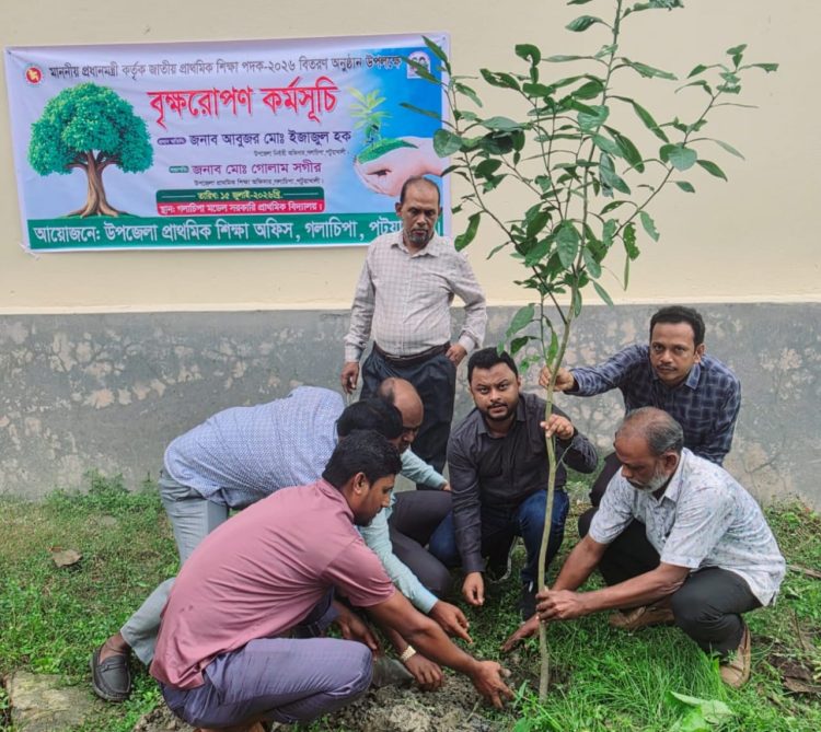 প্রকৃতি বাঁচাতে বৃক্ষ রোপণই পৃথিবীর প্রাণ” — ইউএনও আবুজর মোঃ ইজাজুল হক