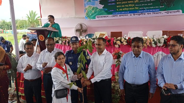 পটুয়াখালীতে বর্ণাঢ্য আয়োজনে বৃক্ষরোপণ অভিযান ও বৃক্ষ মেলার উদ্বোধন