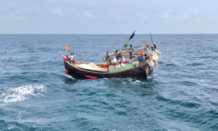 উত্তাল সাগরে ট্রলারডুবি: ১২ জেলে উদ্ধার, নিখোঁজ ২